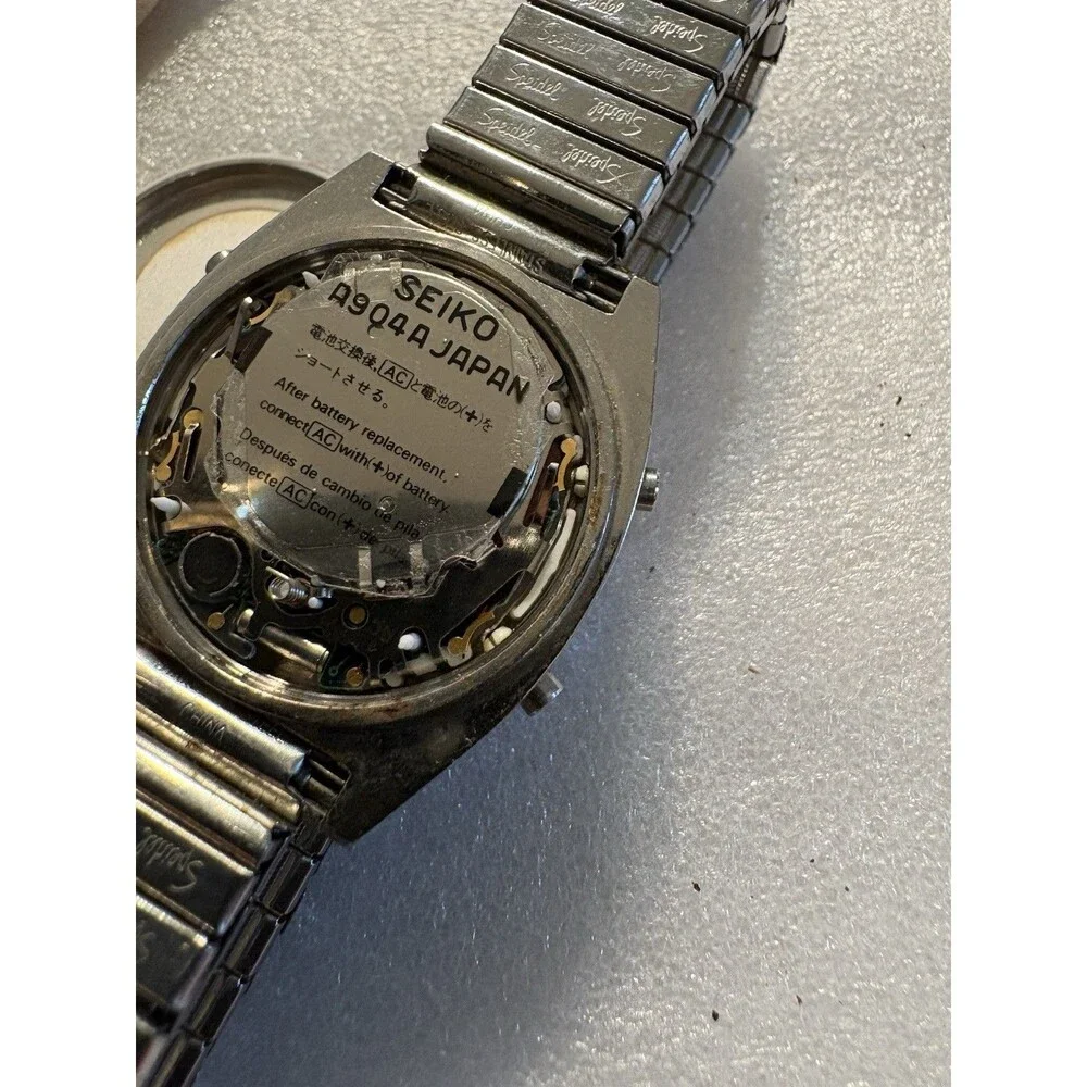 Vintage Seiko Silver Tone Digital A904-500A -LCD Alarm/Chronograph Wrist Watch